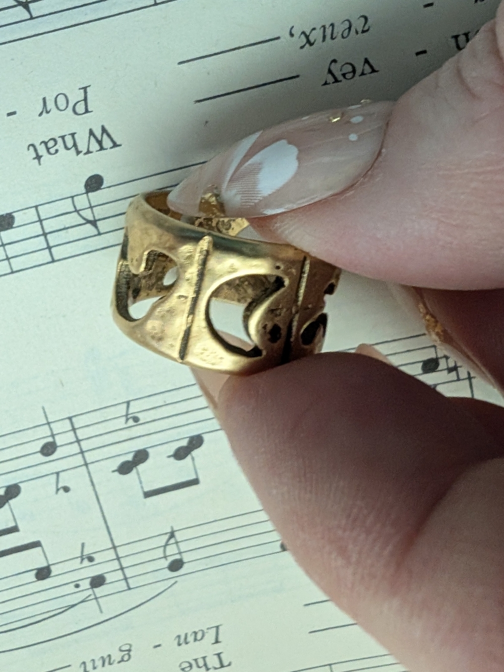 Gold Moon Cutout Band Ring - Goldtone Women's Jewelry Size 6 - Picture 13 of 15